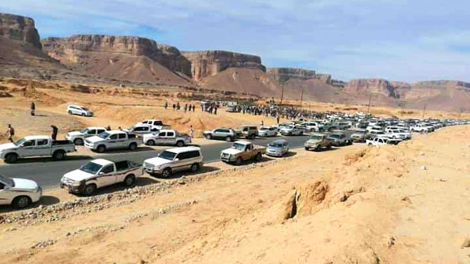 موكب سيارة تحمل متظاهرين قادمين من وادي حضرموت إلى المكلا