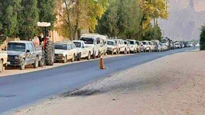 طابور سيارات أمام محطة وقود في محافظة مأرب