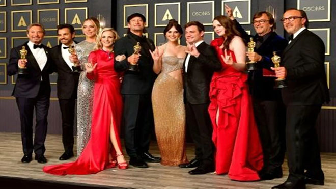  فريق فيلم "كودا" بعد الفوز بأوسكار أفضل فيلم روائي طويل في هوليوود في 27 آذار/مارس 2022 afp_tickers 