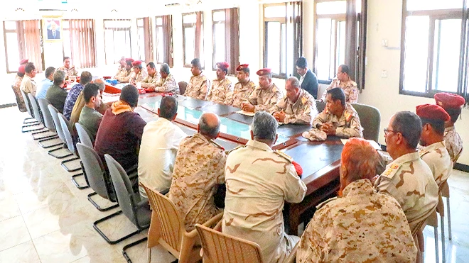 اللواء البحسني خلال ترأسه اجتماعًا لقادة المنطقة العسكرية الثانية