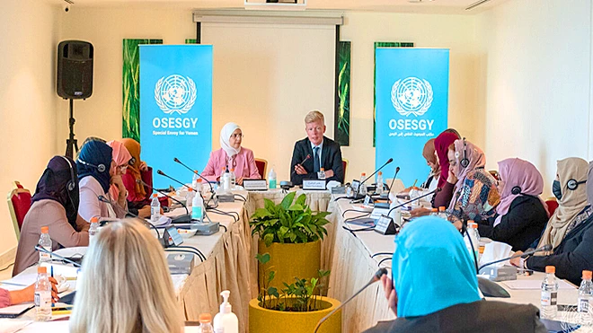 المبعوث الأممي خلال مشاورات مع نساء حول عملية سلام متعددة المسارات