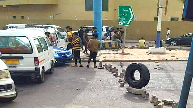 محتجون يمنعون دخول السيارات عند مستشفى عدن إلى المدينة