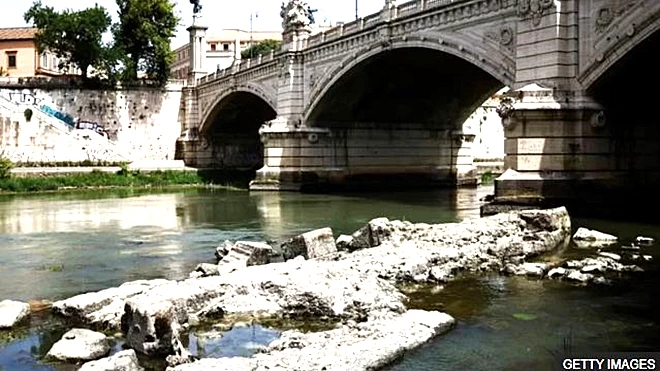 بقايا الجسر الذي بناه نيرو ظهرت في نهر التيبر.