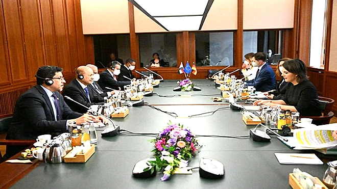 رئيس مجلس القيادة الرئاسي خلال جلسة مباحثات مع وزيرة الخارجية الألمانية