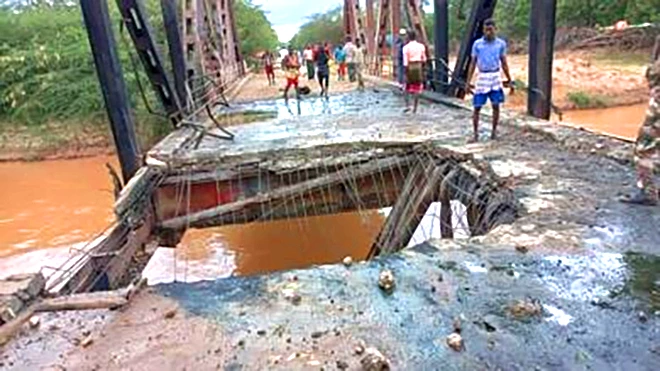 صورة تظهر جزء مدمر في جسر بولابارد