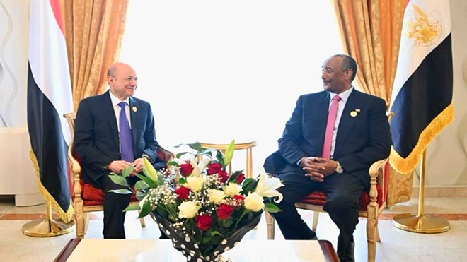 رئيس مجلس القيادة الرئاسي مع الفريق عبدالفتاح البرهان رئيس مجلس السيادة السوداني