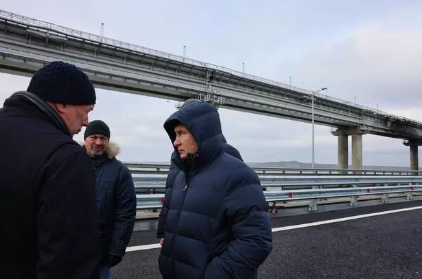 الرئيس الروسي فلاديمير بوتين في زيارة لجسر القرم