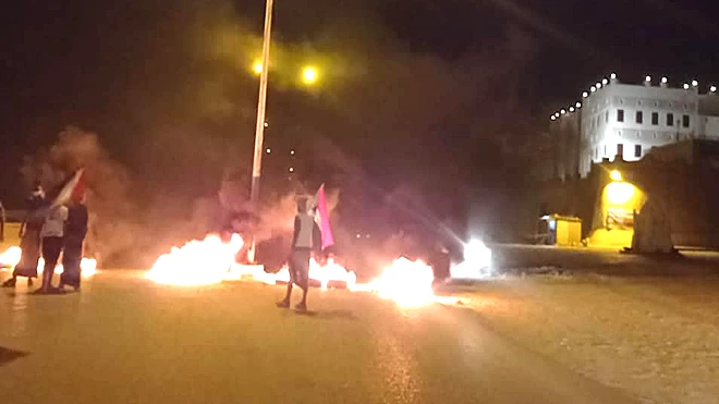محتجون غاضبون يقطعون الطريق الدولي بشام