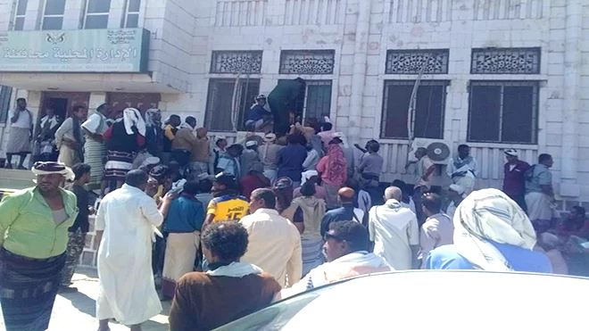 جانب من المواطنون المحتجون أمام مبنى السلطة المحلية بمدينة زنجبار