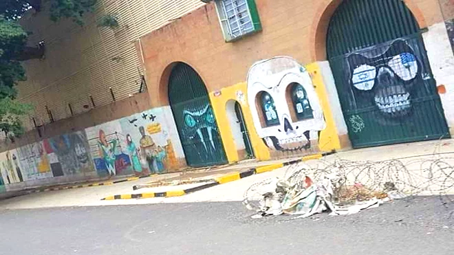 مبنى السفارة السعودية في صنعاء قبل إزالة الشعارات
