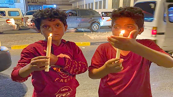 أطفال مشاركون في مسيرة الشموع والفوانيس