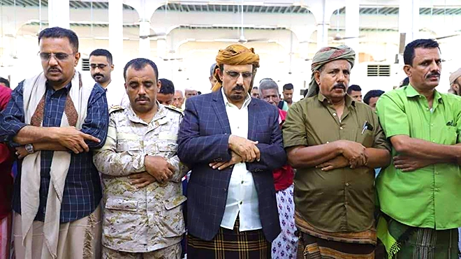 ​محافظ حضرموت يتقدّم مشيّعي جنازة شهيد الواجب الجندي أحمد خالد بانافع