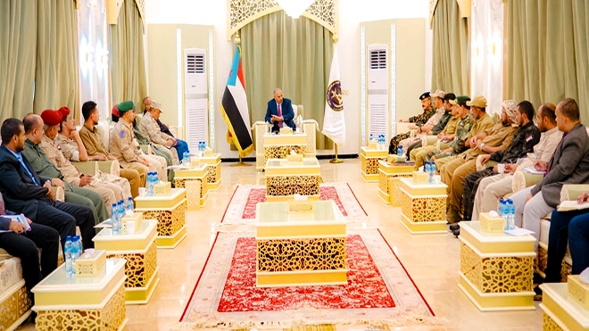 الزبيدي خلال اجتماع عسكري رفيع للقيادات العسكرية في محور أبين بعدن