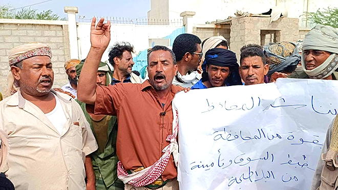 محتجون يطالبون تغيير الأجهزة الأمنية بأحور