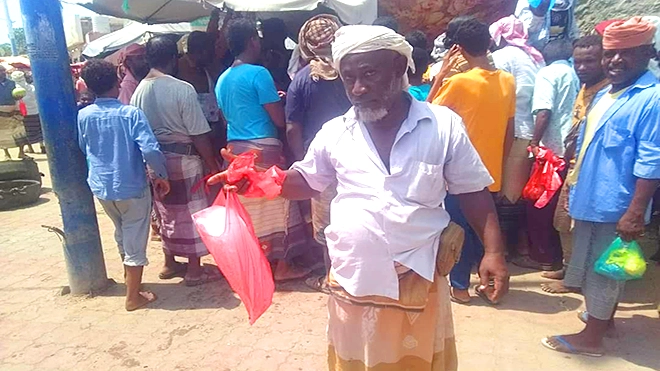 رجل مسن يحمل قطعة ثلج