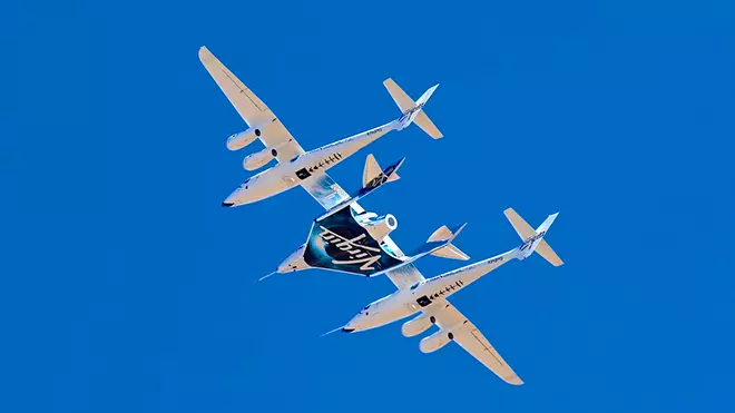 Unity VSS التابعة لشركة "فيرجين غالاكتيك" وهي تغادر من مطار وقاعدة موجافي لإطلاق المركبات الفضائية في موجافي (أ ب)