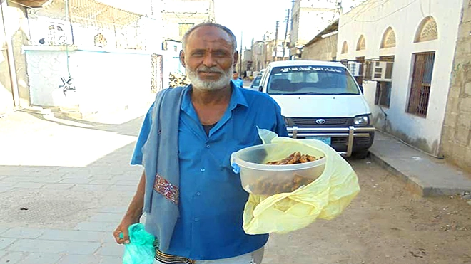 العم عمر صالح يتجول بشوارع  بمدينة الحوطة لبيع منتجه