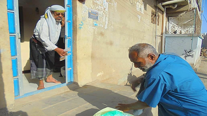 العم عمر صالح يبيع النارجيل في حارات المدينة