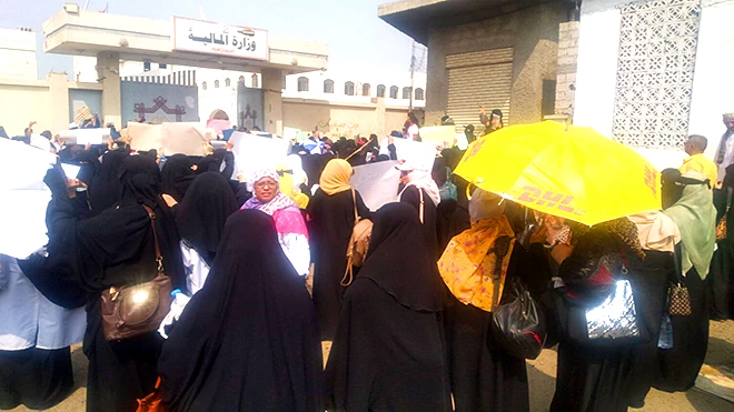 وقفةً احتجاجية لمعلمون أمام مبنى وزارة المالية عدن