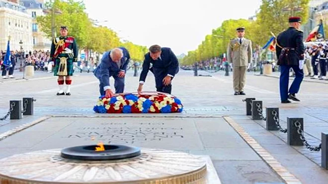  الرئيس الفرنسي إيمانويل ماكرون وملك بريطانيا تشارلز الثالث يضعان إكليلا من الورد على ضريح الجندي المجهول