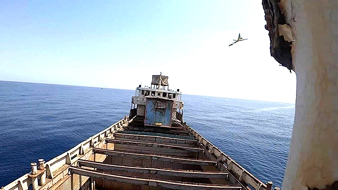 صورة وزّعها الجيش الإيراني من محاكاة هجوم بطائرة مسيرة على سفينة راسية في البحر 