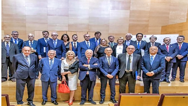 صورة جماعية للدكتور محمد ظهيري (الرابع على يمين الصورة من الثف الثاني) رفقة والأعضاء المقيمين بالأكاديمية الأكاديمية الملكية لقرطبة ومجلس إدارتها، بعد حفل التنصيب.