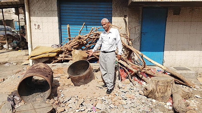 مالك مطعم العريس (محمد حميد عقلان) يستعرض بالصورة "التنور" التابع لمطعمه والذي تم تكسيره.