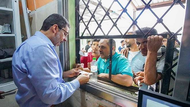 بن مبارك يفاجئ مواطنين باستلام معاملاتهم في الجوازات