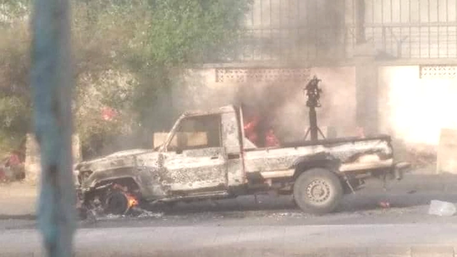 الطقم الأول الذي أحترق نتيجة الاشتباكات بالقرب من معسكر المقاومة الجنوبية ومركز شرطة مدينة الشعب صباح اليوم الاربعاء