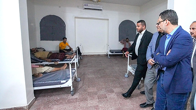 رئيس الوزراء د. أحمد بن مبارك خلال زيارته مستشفى الأمراض النفسية والعصبية بالعاصمة عدن