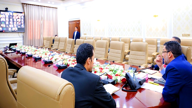 بن مبارك خلال لقائه عبر الاتصال المرئي سفراء اليمن في معظم دول العالم