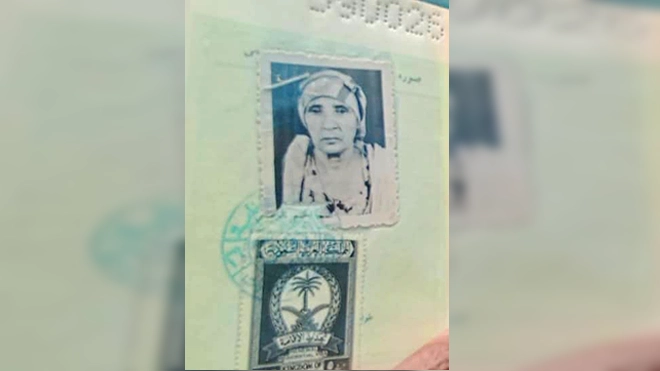 جواز سفر نجاة يظهر تأشيرة إقامتها بالسعودية