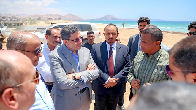 بن مبارك خلال زيارته لمحطة الضخ الرئيسية لمعالجة الصرف الصحي في منطقة امبيخة بالمكلا