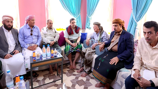 رئيس الوزراء خلال زيارته رئيس هيئة الجزر اليمنية سابقاً د. عوض عبدالله بامطرف