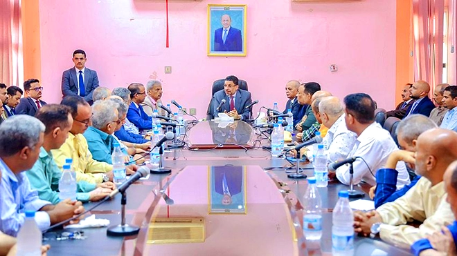 رئيس الوزراء خلال اجتماع عقده أمس بسلطة محافظة لحج
