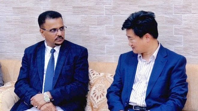 الأمين العام للمجلس المحلي بمحافظة حضرموت خلال لقائه القائم بأعمال السفارة الصينية لدى اليمن