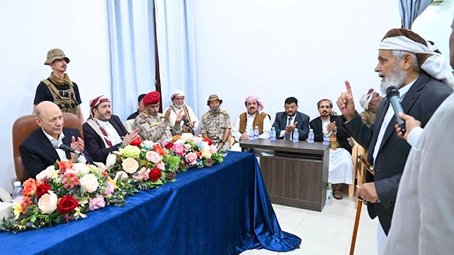 رئيس مجلس القيادة يلتقي القيادات الرسمية والسياسية والشعبية في محافظة مأرب