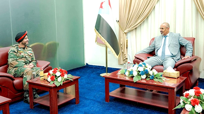 الزبيدي خلال لقائه الملحق العسكري في السفارة الهندية لدى اليمن