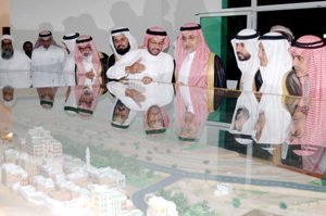 الامير د.خالد ومرافقوه يطلعون على مجسم خيلة بقشان امس الامير د.خالد ومرافقوه يطلعون على مجسم خيلة بقشان امس