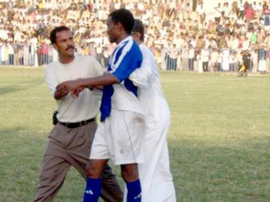 مساعد مدرب شباب الجيل خالد العقد يحاول السيطرة على لاعبه الأرتيري الياس مساعد مدرب شباب الجيل خالد العقد يحاول السيطرة على لاعبه الأرتيري الياس