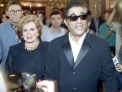الفنان احمد زكي مع السيدة جيهان السادات الفنان احمد زكي مع السيدة جيهان السادات