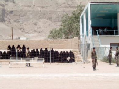 جمع من النساء يتابعن تنفيذ حكم الإعدام جمع من النساء يتابعن تنفيذ حكم الإعدام