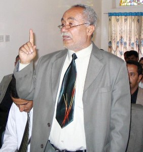 المحامي عبدالعزيز السماوي أثناء تقديم دفعه أمس المحامي عبدالعزيز السماوي أثناء تقديم دفعه أمس
