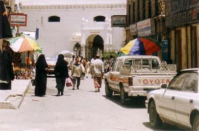 سوق الذهب بالمكلا حيث يقع محل المجوهرات المسروق سوق الذهب بالمكلا حيث يقع محل المجوهرات المسروق