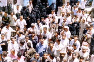 المواطنون تجمعوا لمشاهدة إعادة تمثيل الجريمة من قبل المتهم المواطنون تجمعوا لمشاهدة إعادة تمثيل الجريمة من قبل المتهم