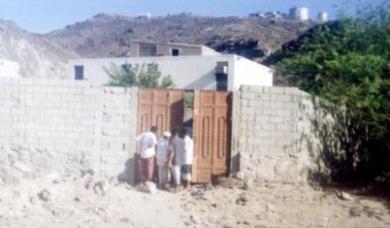 منزل المجني عليه من الخلف حيث الطريق الرئيسي صلاح الدين منزل المجني عليه من الخلف حيث الطريق الرئيسي صلاح الدين