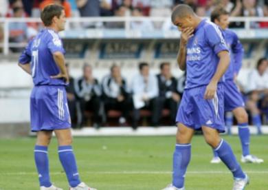 لاعبو ريال مدريد بعد تسجيل لاعب اشبيلية باتيستا هدف التعادل في مرماهم .. وهذا يعني ضياع الدوري
