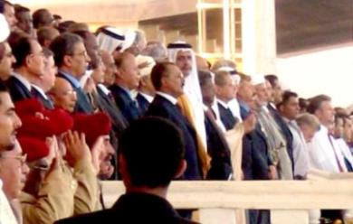 الرئيس وضيوف اليمن يحيون المشاركين في العرض الكرنفالي أمس الرئيس وضيوف اليمن يحيون المشاركين في العرض الكرنفالي أمس