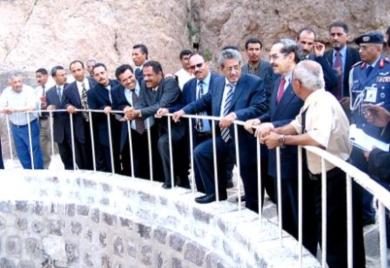 وأثناء زيارته والوفد المرافق له صهاريج الطويلة التاريخية وأثناء زيارته والوفد المرافق له صهاريج الطويلة التاريخية
