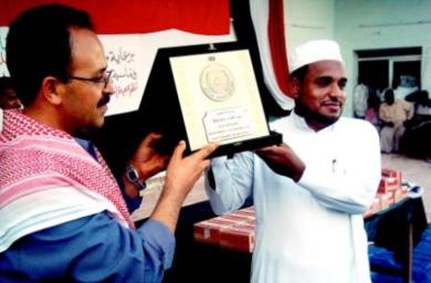 ويتلقى شهادة تقديرية من رئيس جمعية التنمية الاجتماعية ويتلقى شهادة تقديرية من رئيس جمعية التنمية الاجتماعية